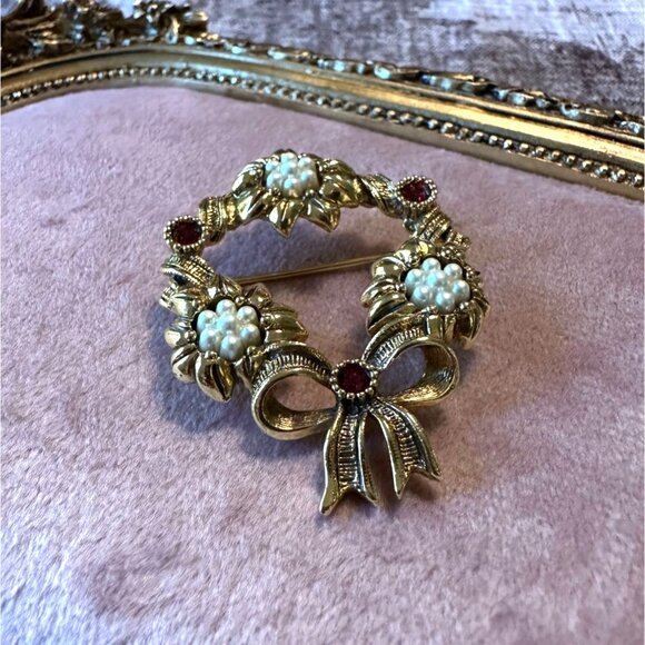 Avon Vintage Gold-Tone Wreath Brooch With Faux Pearls & Red Rhinestones - Picture 9 of 10